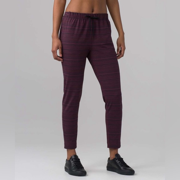 Lululemon Jet Crop Slim Luxtreme 25.5" Cyber Red Grape Bordeaux Drama Size 10 - Picture 1 of 5